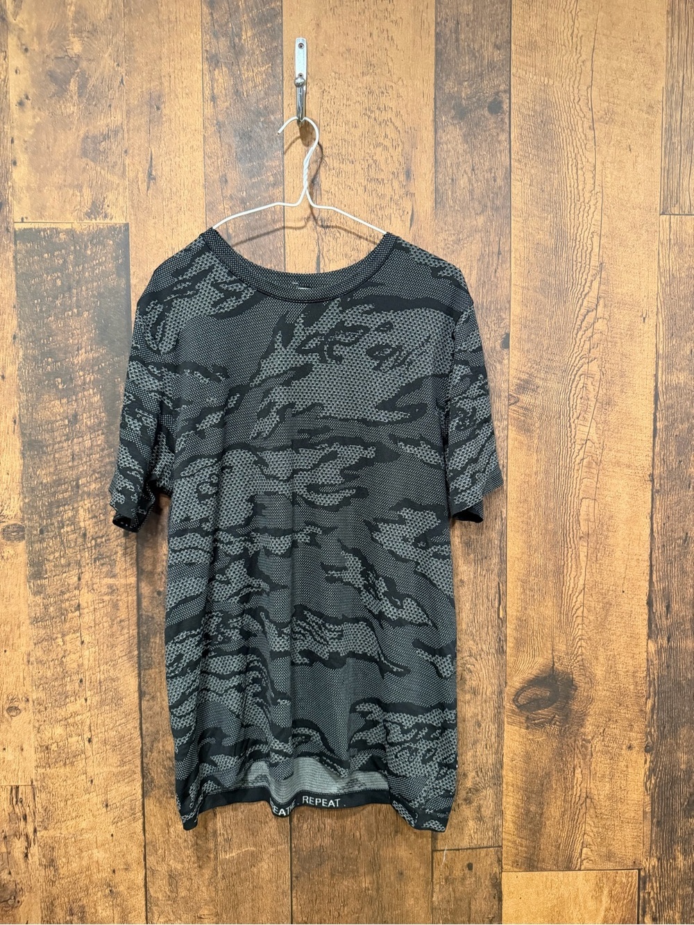 Lululemon Metal Vent Breathe Short Sleeve London
City Camo XL EUC - Picture 2 of 3